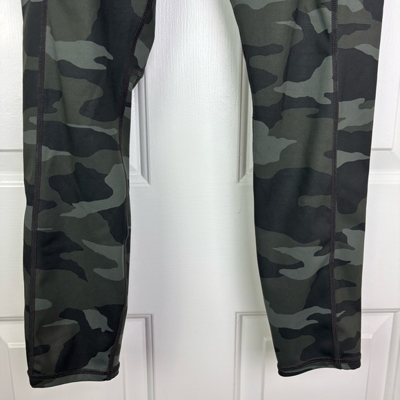 Athleta Green and Black Camo Contender 7/8 Tight Leggings Size Medium - Picture 4 of 10